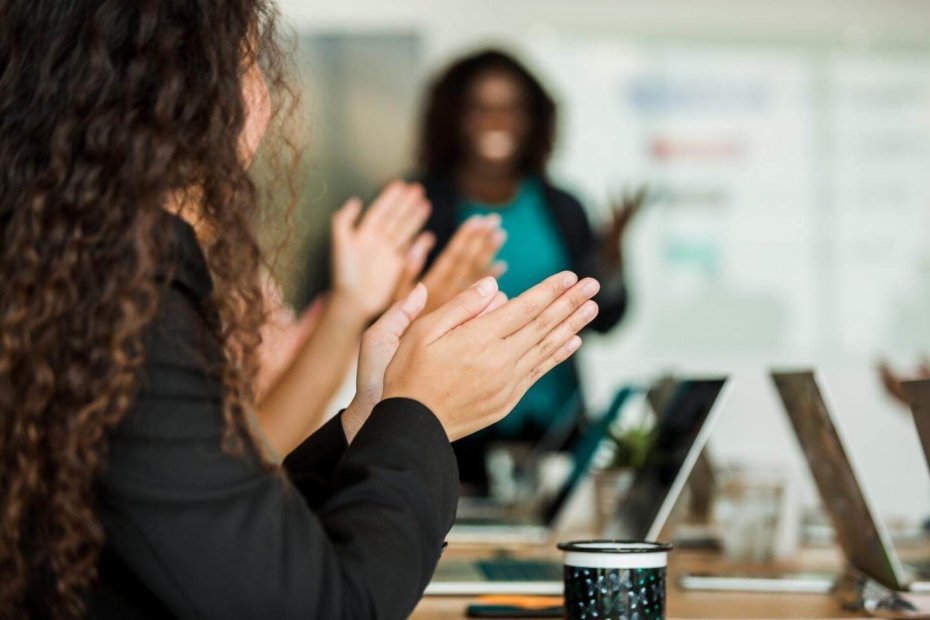 How To Use Technology To Improve Your Speaking And Presentations- Featured Image